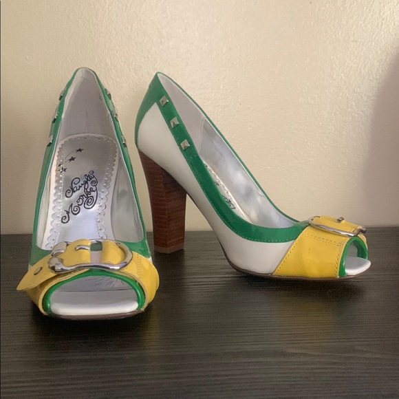 Naughty Monkey 7.5 Green, Yellow, and White Heels - Picture 1 of 7